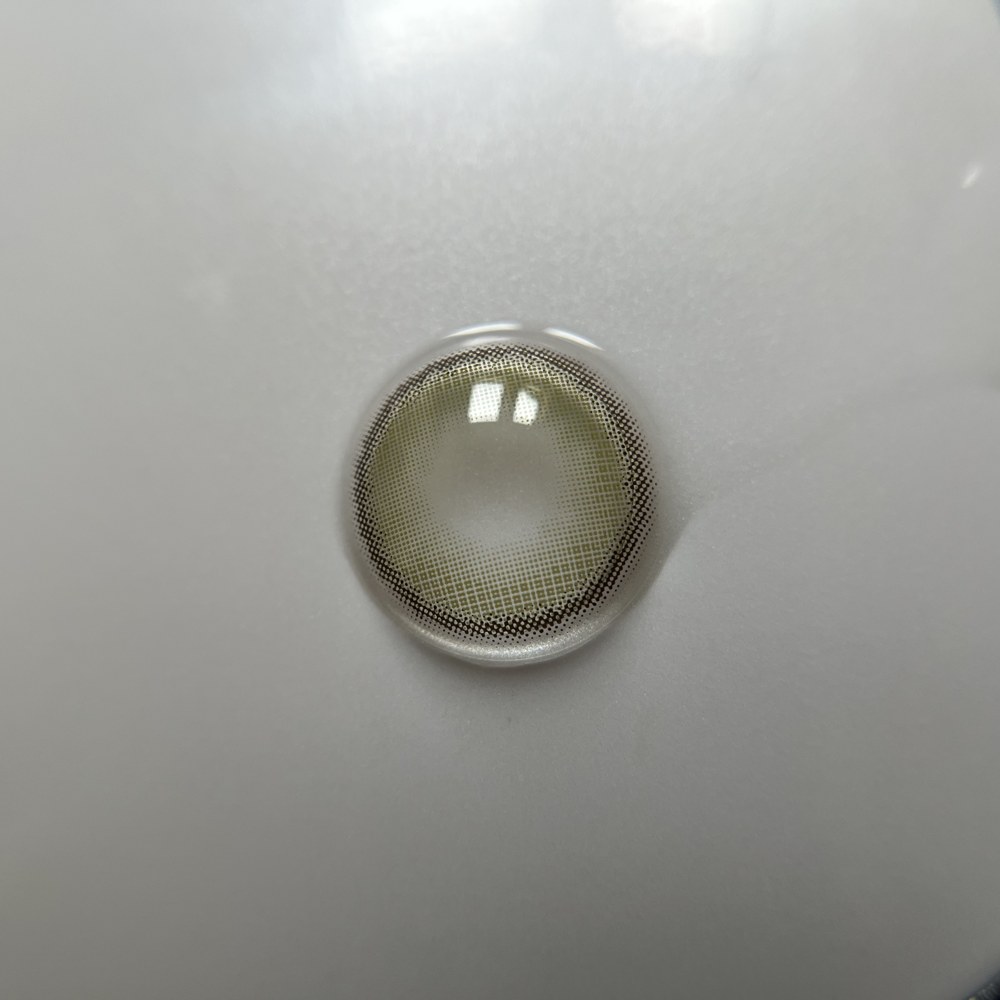Lente verde en ojo café